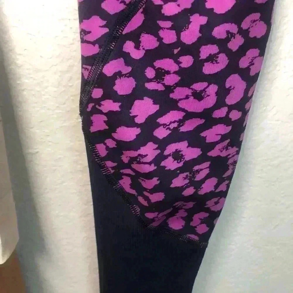 Lululemon Drop it like it’s hot hot pink leggings size 6 30” - Picture 4 of 10